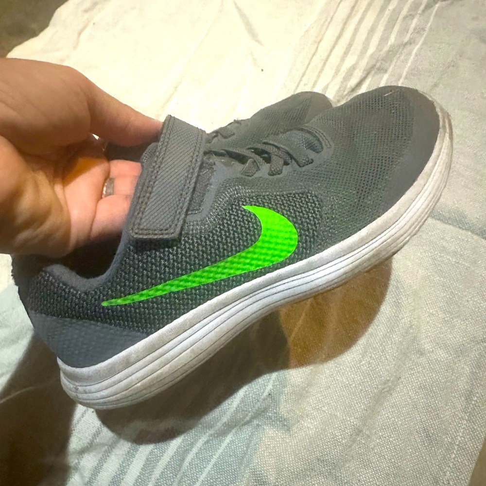 Nike boys size 2 gray green sneakers shoes athletic